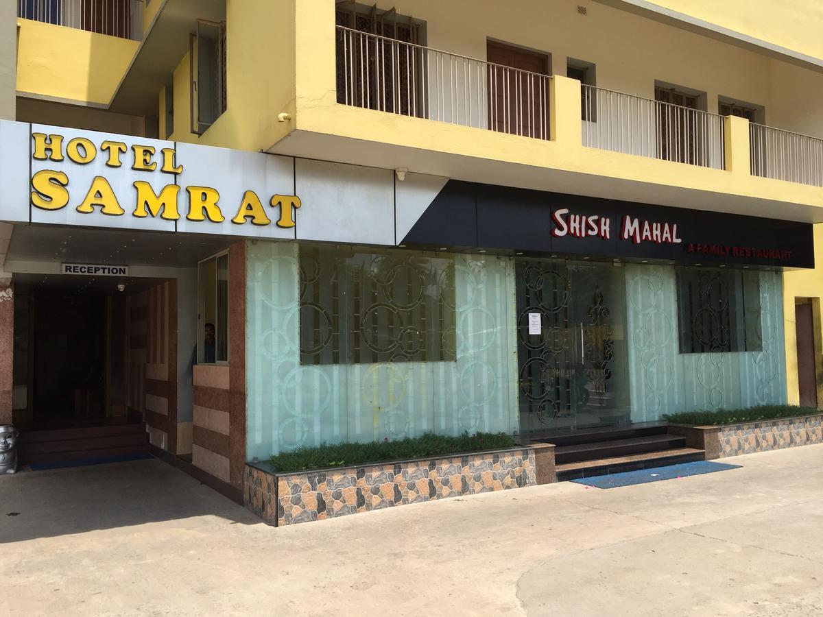 Hotel Samrat Baharampur Eksteriør bilde