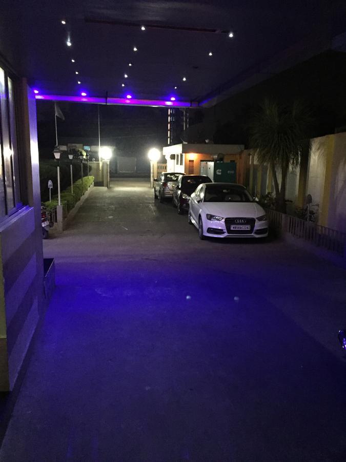 Hotel Samrat Baharampur Eksteriør bilde