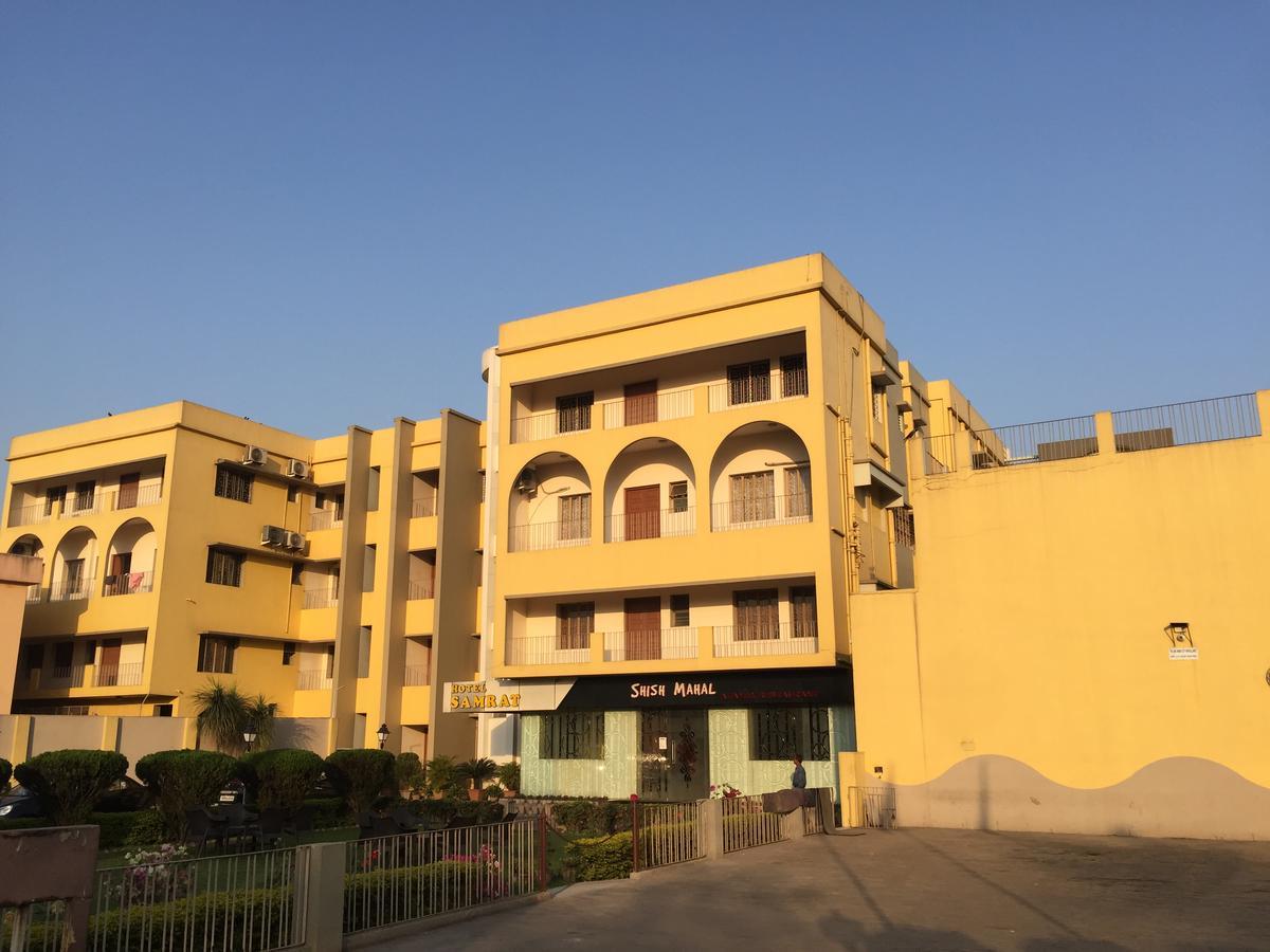 Hotel Samrat Baharampur Eksteriør bilde